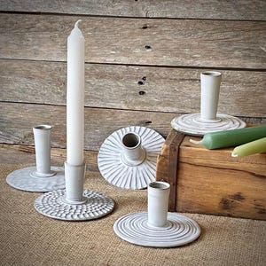 Keramische kandelaar, gesneden kandelaar, handgemaakte kandelaar, keramische kandelaar, witte keramische kandelaar, handgemaakt cadeau