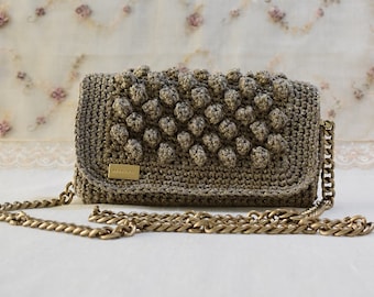 Bolso de ganchillo hecho a mano en oro