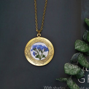 Collana con ciondolo rotondo floreale con fiori pressati/Collana con ciondolo fotografico vintage color oro/Collana Non ti scordar di me/Gioielli botanici fatti a mano