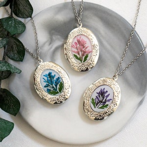 Handgemaakte kleine ovale medaillonketting met geperste bloem| Goudzilverkleurige ketting met bloemfoto medaillon