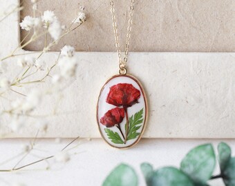 Collar con colgante ovalado de resina con forma de rosa roja natural prensada, ideal como regalo de Navidad.