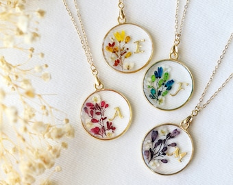 Collier personnalisé avec pendentif en résine pour filles et femmes | Bijoux d'initiale| Collier fleurs pressées| Cadeau de fête des mères bijoux fait main