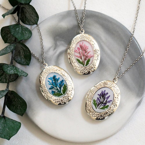 Petit collier médaillon ovale fleurs pressées fait main | Collier à pendentif médaillon photo doré argenté avec fleur