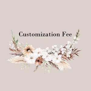 Könnte beinhalten: Ein Blumendesign mit weißen, beigen und braunen Blumen und Grünzeug, mit dem schwarzen Text "Customization Fee". Der Hintergrund ist einfarbig, gedeckt beige.