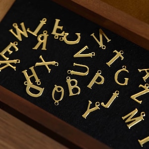 Dijes de letras iniciales de acero inoxidable en oro y plata