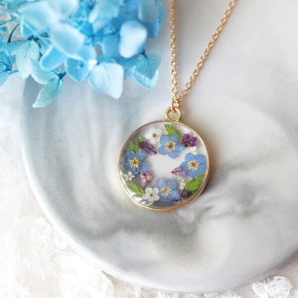 Handmade Pressed Forget Me Not Wreath Gold Round Pendant Resin Necklace| Forget Me Not Jewelry| Handmade Botanical Jewelry