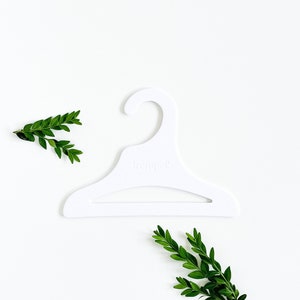 Perchas de Cartón Personalizadas Bebé Blanco con Travesaño Resistente a la Moda Sostenible Ecológico Reciclado por TREMPEL