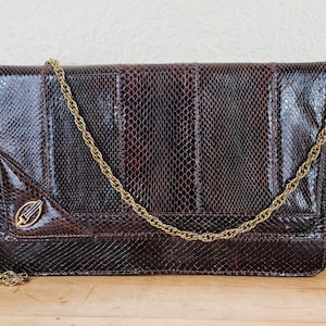 Cartera de piel de serpiente de Palizzio, cartera de piel de serpiente marrón, con cadena de cuerda de metal en tono latón, correa de hombro extraíble