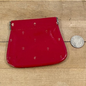 Monedero de cuero rojo con flor de lis dorada en relieve, monedero/bolsa de cuero con forma de trampa para osos y apertura fácil