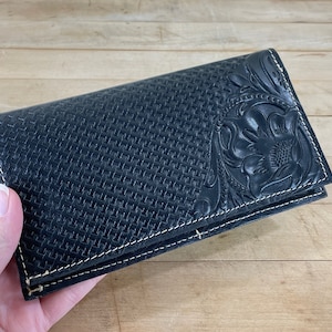 Cartera plegable de cuero negro de la marca Patricia Nash; billetera plegable de cuero italiano labrado