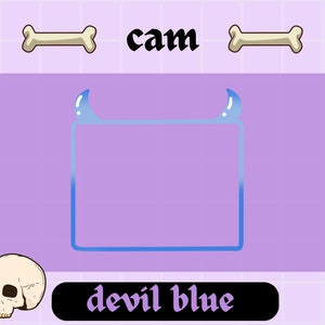 Könnte beinhalten: Ein lila und blaues digitales Kamera-Overlay mit dem Text "cam" und "devil blue" in einer gotischen Schriftart. Das Overlay hat zwei blaue Teufelshörner oben.