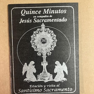May include: A black card with silver text and illustrations. The text reads "Quince Minutos en compañía de Jesús Sacramentado" and "Estación y visita al Santísimo Sacramento." The image features a detailed monstrance and two kneeling angels.
