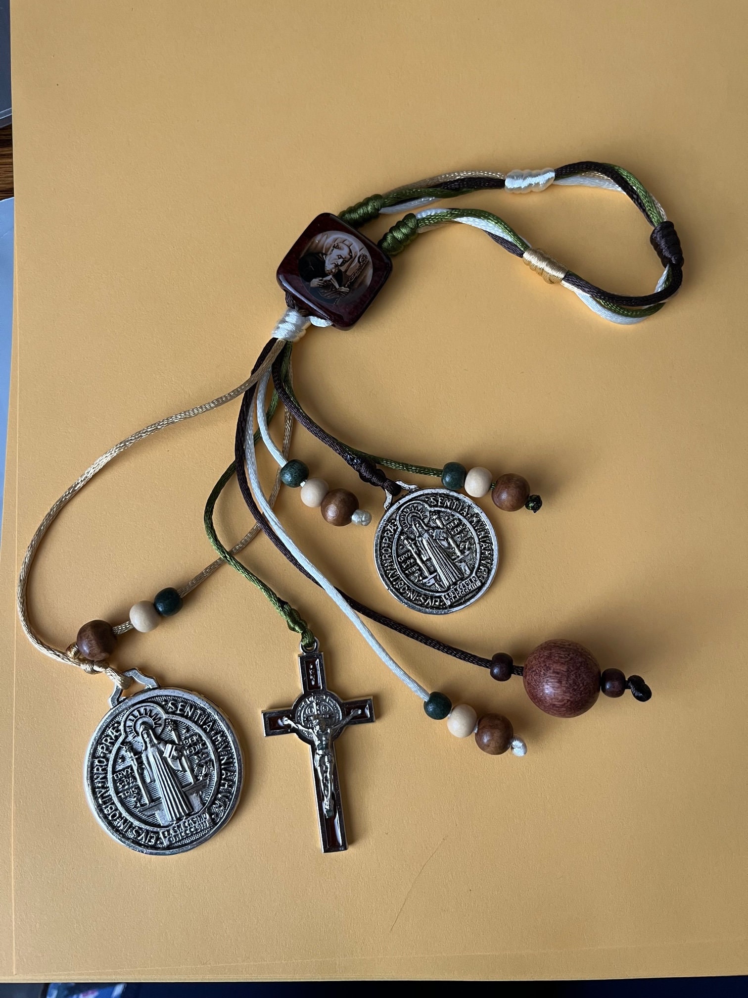 Saint Benedict Key Blessing Shiny Coat Medalla para Protección - Protección  del Hogar - Protección de Puertas - Percha de Pared Regalos Católicos 