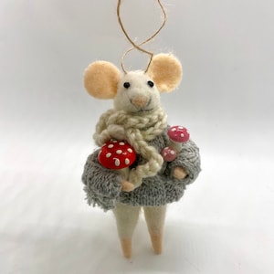 Ratón de fieltro navideño con setas rojas y rosas de la suerte, suéter de punto gris y bufanda de punto color crema