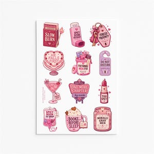 Pode incluir: Uma folha de autocolantes com doze ilustrações em tons de rosa e vermelho, incluindo uma caixa de fósforos com a inscrição SLOW BURN, um inalador, um porta-chaves, um bolo em forma de coração, um frasco de comprimidos, um pendente e uma caneca.
