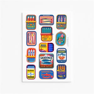 Può includere: Una collezione di illustrazioni colorate di lattine di sardine e acciughe. Ogni lattina presenta un design unico con testi come "Sardines" e "Anchovies". Le illustrazioni sono di varie forme e dimensioni, con colori vivaci.