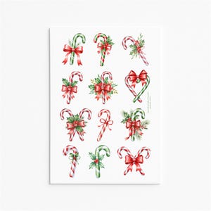 Op de afbeelding: Een witte rechthoekige print met aquarel illustraties van kerstkransjes. De zuurstokken zijn rood en wit gestreept of groen, versierd met rode strikken, hulst en groen. De print heeft een feestelijk vakantiethema.
