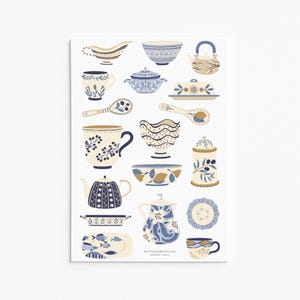 Puede incluir: Una impresión que presenta varios utensilios de cocina en un estilo de arte popular. La colección incluye teteras, cuencos, tazas y cucharas de servir, todos decorados con patrones florales azules y crema. La estética general es vintage y encantadora.