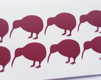 Pode incluir: Oito silhuetas de aves kiwi de cor marrom-avermelhada sobre um fundo branco. As aves estão viradas para a esquerda e estão dispostas em duas filas de quatro.