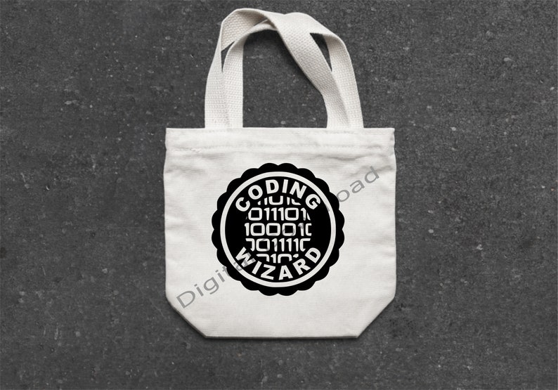 Puede incluir: Bolsa de tela blanca con asas negras y un dise&ntilde;o circular negro que dice "Coding Wizard" con c&oacute;digo binario dentro del c&iacute;rculo.