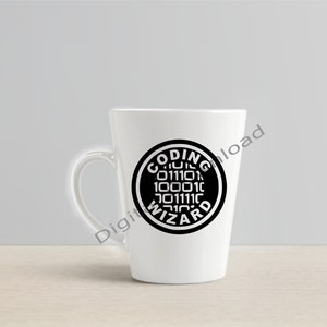 Puede incluir: Taza de cer&aacute;mica blanca con un dise&ntilde;o circular negro que dice "Coding Wizard" con un patr&oacute;n de c&oacute;digo binario dentro del c&iacute;rculo.