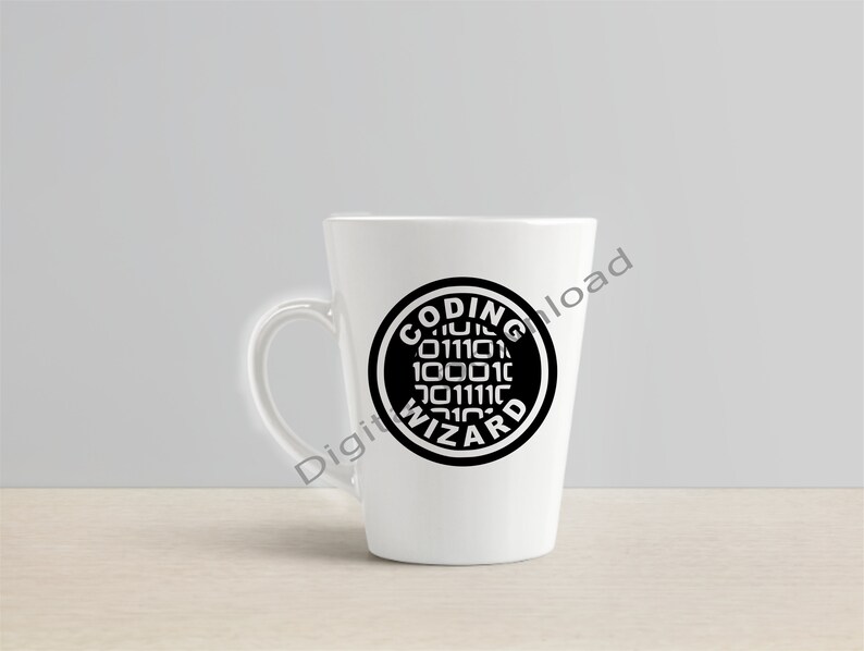 Puede incluir: Taza de cer&aacute;mica blanca con un dise&ntilde;o circular negro que dice "Coding Wizard" con un patr&oacute;n de c&oacute;digo binario dentro del c&iacute;rculo.
