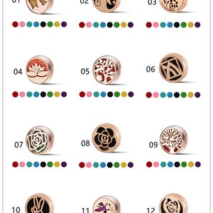 Op de afbeelding: Twaalf ronde hangers van verguld metaal met verschillende ontwerpen, waaronder een vlinder, een eenhoorn, een boom, een bloem, een vredesteken en een libellen. Elke hanger heeft een anders gekleurde achtergrond en wordt gepresenteerd op een witte achtergrond.