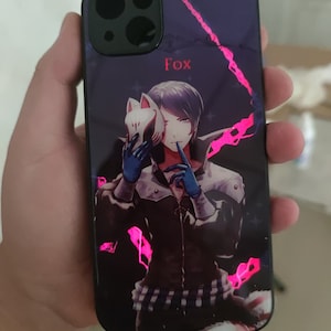 Puede incluir: Una funda de teléfono negra con un personaje de anime colorido que lleva una máscara de zorro. La funda tiene un diseño de rayo rosa y morado y la palabra "Fox" está escrita en rojo en la parte superior.