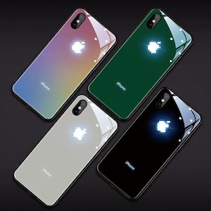 Puede incluir: Cuatro fundas para iPhone con un logotipo de Apple brillante. Las fundas son de diferentes colores: degradado, verde, negro y blanco.
