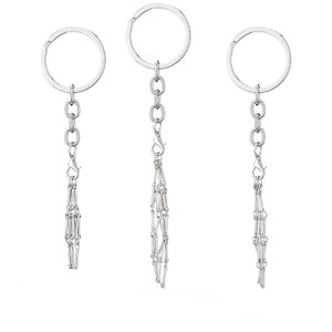 Puede incluir: Tres llaveros plateados con una cadena colgante de anillos unidos. Cada llavero tiene un anillo circular en la parte superior.
