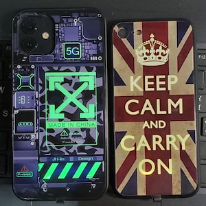 Puede incluir: Dos fundas para teléfono. La primera funda es negra con un logotipo Off-White verde y blanco, un diseño de placa de circuito y el texto "Made in China". La segunda funda es negra con un diseño de Union Jack y el texto "Keep Calm and Carry On".