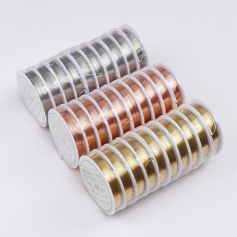 Puede incluir: Tres carretes de alambre en diferentes colores: plateado, cobre y dorado. Cada carrete est&aacute; envuelto en pl&aacute;stico transparente y etiquetado con el tama&ntilde;o del alambre.