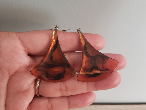 Tortoise Shell Swirl Lucite Dangling Earrings - image 3