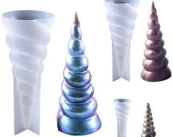 Peut inclure: Une collection d'objets en forme de corne conique avec un design en spirale. L'ensemble comprend deux moules en silicone blanc translucide et deux pièces finies, l'une avec une finition irisée bleu métallique et l'autre violet métallique.