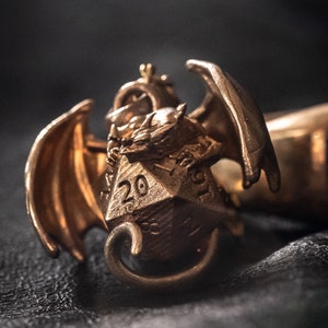 DnD Dragon Adventurer Anhänger – D20 Halskette – Polyedrische Würfel Charm Halskette – Würfelschmuck – Dungeons and Dragons Halskette – D&D Halskette