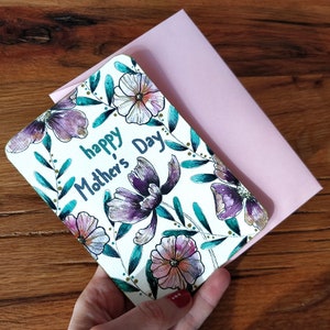 Tarjeta del Día de la Madre con tulipanes, regalo único pintado a mano para mamá, deseos para una mujer especial, flores moradas