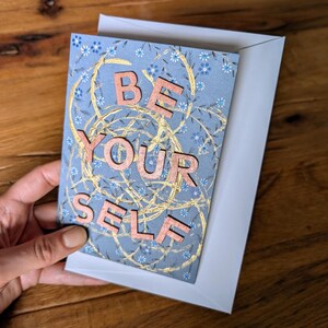 Sé tú mismo: tarjeta inspiradora pintada a mano con detalles florales: un saludo artístico único para un amigo o ser querido.