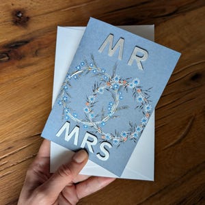 Tarjeta de boda pintada a mano – Diseño de corona floral para Sr. y Sra. – Tarjeta rústica bohemia para novios – Regalo de boda único hecho a mano