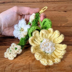 Porte-clés Yellow Bloom - Fleur au crochet cousue à la main, breloque de sac à dos unique, joli porte-clés tournesol, cadeau cottagecore confortable pour femme et fille