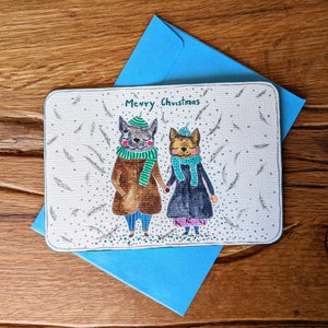 Elegante kerstkaart met statige katten in pastelkleuren en zilveren accenten | Origineel artistiek geïllustreerd briefkaart | Seizoensgroeten