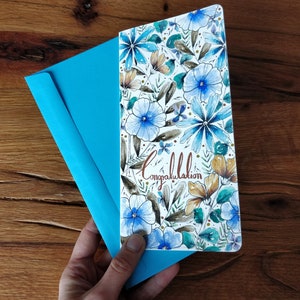Carte de félicitations florale peinte à la main - Fleurs bleues et dorées élégantes, parfaite pour les célébrations, la remise des diplômes ou des occasions spéciales
