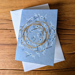 Handgeschilderde bloemenkaart – elegant goud en blauw kransontwerp – bruiloft, jubileum of denken aan jou – unieke kunstwenskaart