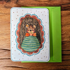 Tarjeta de cumpleaños del bosque del oso de peluche pintada a mano para niños, tema del bosque caprichoso, arte lindo del oso, perfecto para la celebración del cumpleaños del niño