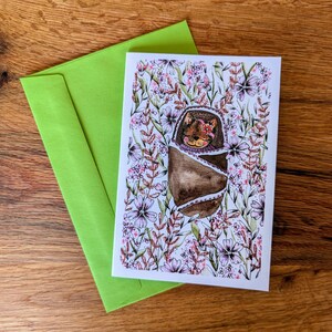 Tarjeta de gatito pastel para felicitaciones por el nacimiento de una niña, bautizo o baby shower: diseño floral para mamás amantes de los gatos