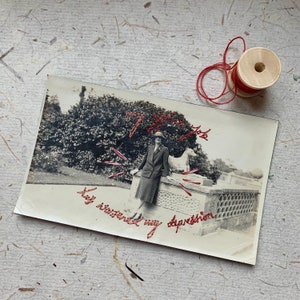 Postal bordada con texto "Trabajo de oficina" / Meme divertido sobre la depresión / Trabajo cosido a mano / Arte de pared vintage en sepia, negro y blanco / Regalo de amigo secreto / 5 x 3"