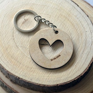 Benutzerdefinierter Schlüsselanhänger aus Holz. Hochzeits-Schlüsselanhänger. Hochzeitstag Schlüsselanhänger.