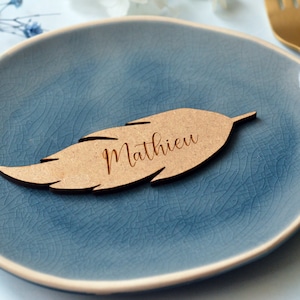 Personalisierte Tischkarte Feder aus Holz zur Dekoration. Tischkarte für eine Landhochzeit