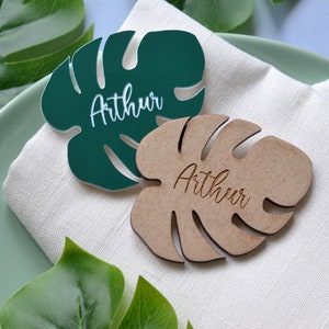 Personalisierter Monstera-Platzmarkierer aus Holz. Tischdekoration aus Holz mit Vornamen. Tropische Tischdekoration