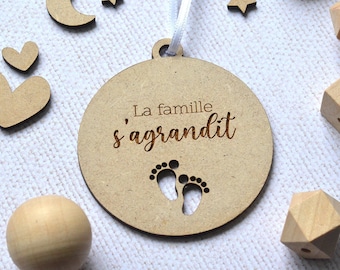 Decoración navideña de madera La familia está creciendo. Anuncio de nacimiento. Anuncio Embarazo Navidad