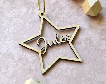 Decoración navideña personalizada en madera. Estrella de decoración navideña con nombre de pila.